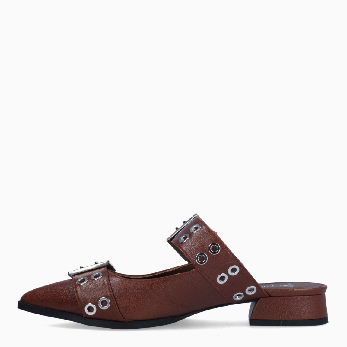 Zuecos de la marca Munné, modelo GINZA. Exterior en piel color marrón con punta lápiz. Interior en piel marrón. Cierre con doble hebilla en pala. Zuecos con tacón de 2cm de altura. Estos zuecos Munné GINZA son una tendencia, ideales para marcar estilo y disfrutar de una comodidad plena!