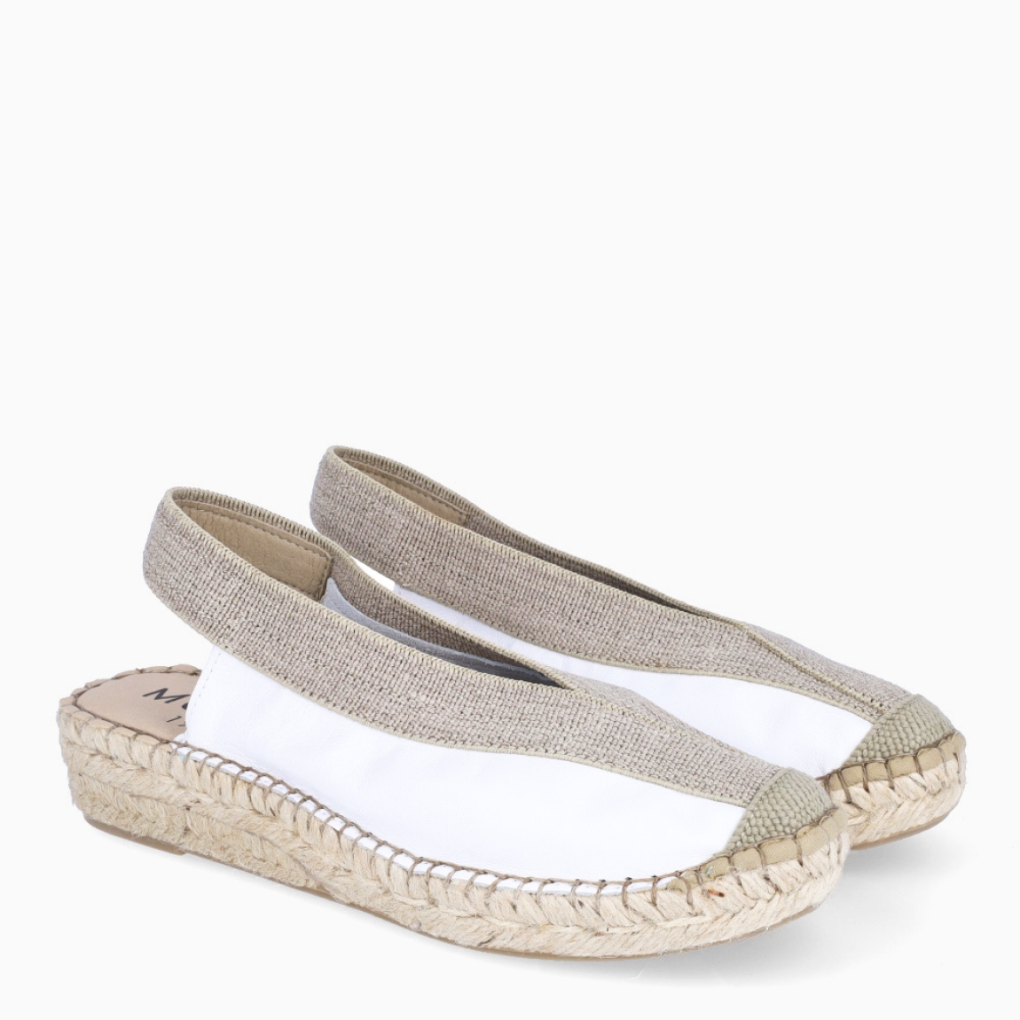Alpargatas destalonadas de la marca Munné, modelo BENKA. Exterior en piel color blanco con punta redonda. Interior en piel color nude. Alpargata clásica con cierre elastico que va desde la pala hasta el talon.en tobillo. Alpargata con cuña de piel trenzada de 3cm de altura. Estas alpargatas Munné BENKA son ideales para esta temporada!