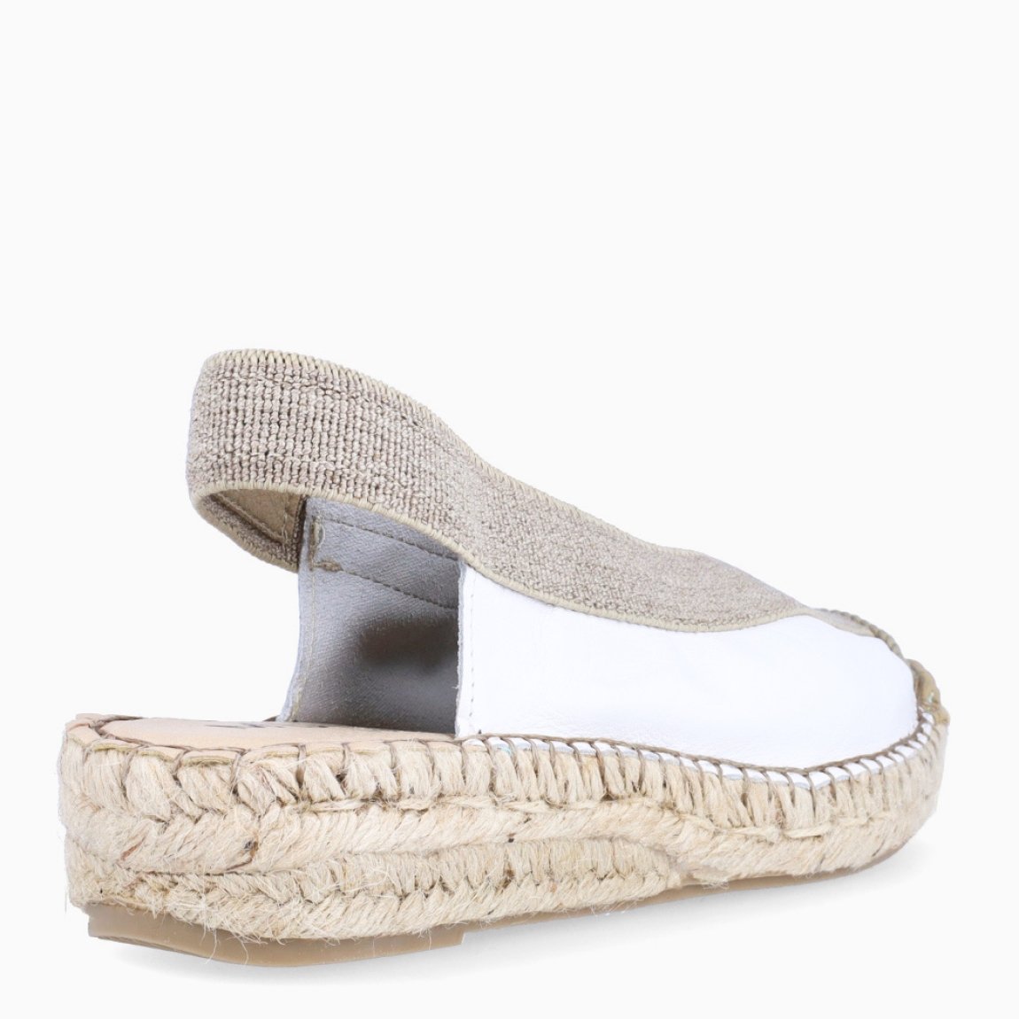 Alpargatas destalonadas de la marca Munné, modelo BENKA. Exterior en piel color blanco con punta redonda. Interior en piel color nude. Alpargata clásica con cierre elastico que va desde la pala hasta el talon.en tobillo. Alpargata con cuña de piel trenzada de 3cm de altura. Estas alpargatas Munné BENKA son ideales para esta temporada!