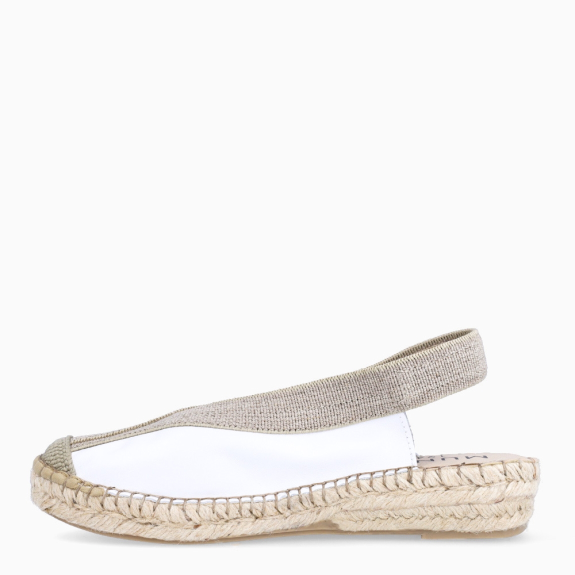 Alpargatas destalonadas de la marca Munné, modelo BENKA. Exterior en piel color blanco con punta redonda. Interior en piel color nude. Alpargata clásica con cierre elastico que va desde la pala hasta el talon.en tobillo. Alpargata con cuña de piel trenzada de 3cm de altura. Estas alpargatas Munné BENKA son ideales para esta temporada!