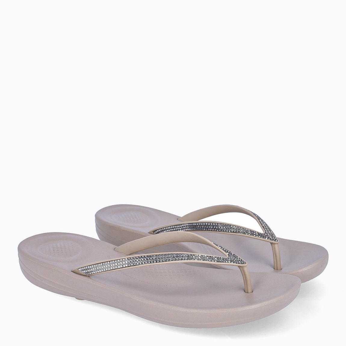 Sandalias de la marca Fitflop, modelo IQUSHION. Exterior elaborado en neopreno color gris con brillantes en pala. Interior en piel color gris. Suela plana de goma. Estas sandalias Fitflop IQUSHION son ideales para esta temporada!