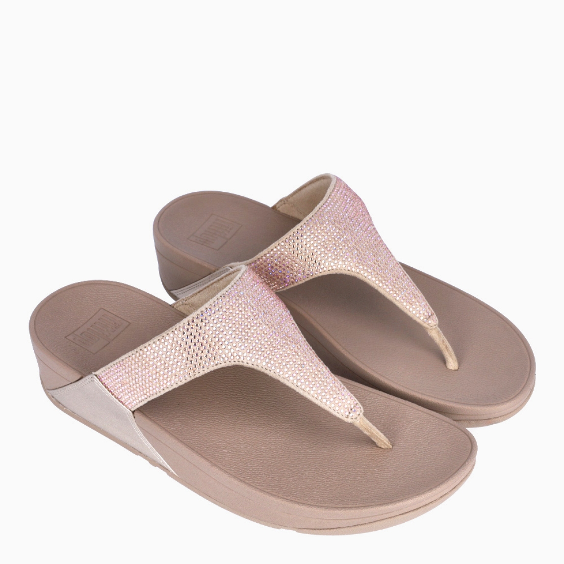Sandalias de la marca Fitflop, modelo Lulu Crystal. Exterior en ante color taupe, decorado con brillantes. Interior en microfibra de color taupe. Suela de caucho antideslizante y planta acolchada. Cuña de 4 cm incluyendo 2,5 cm de plataforma. Con detalle de piel sintética perlada metalizada en los laterales. Fabulosas de día y de noche.