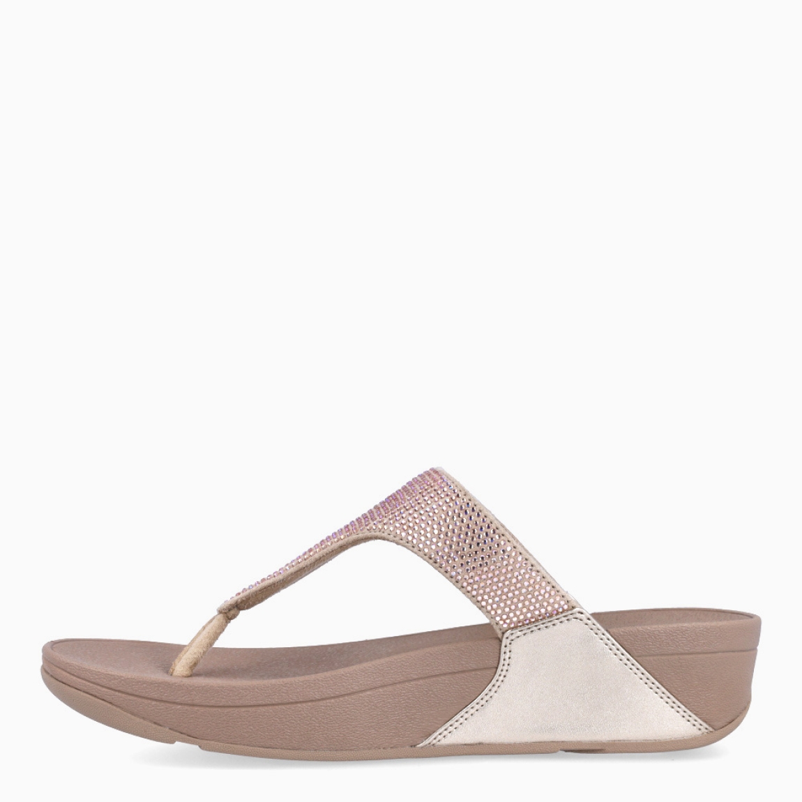 Sandalias de la marca Fitflop, modelo Lulu Crystal. Exterior en ante color taupe, decorado con brillantes. Interior en microfibra de color taupe. Suela de caucho antideslizante y planta acolchada. Cuña de 4 cm incluyendo 2,5 cm de plataforma. Con detalle de piel sintética perlada metalizada en los laterales. Fabulosas de día y de noche.