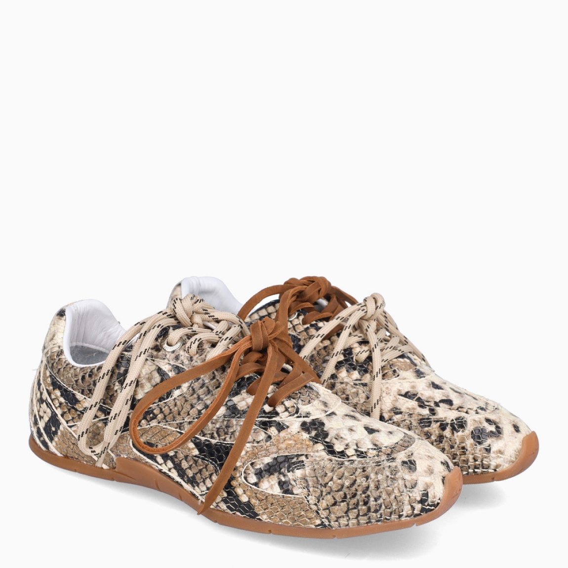 Deportivas de la marca Bronx, modelo HANNAH. Exterior en piel con estampado animal print de serpiente. Interior en piel color blanco. Cierre con doble cordones. Suela plana de goma. Estas deportivas Bronx HANNAH son una tendencia que no te puede faltar.