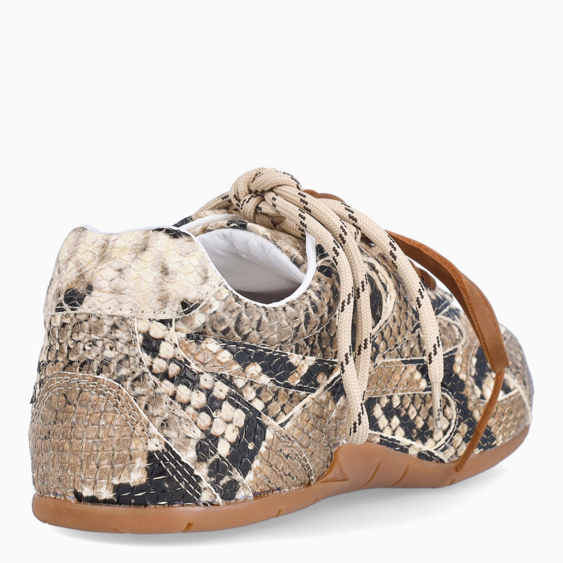Deportivas de la marca Bronx, modelo HANNAH. Exterior en piel con estampado animal print de serpiente. Interior en piel color blanco. Cierre con doble cordones. Suela plana de goma. Estas deportivas Bronx HANNAH son una tendencia que no te puede faltar.