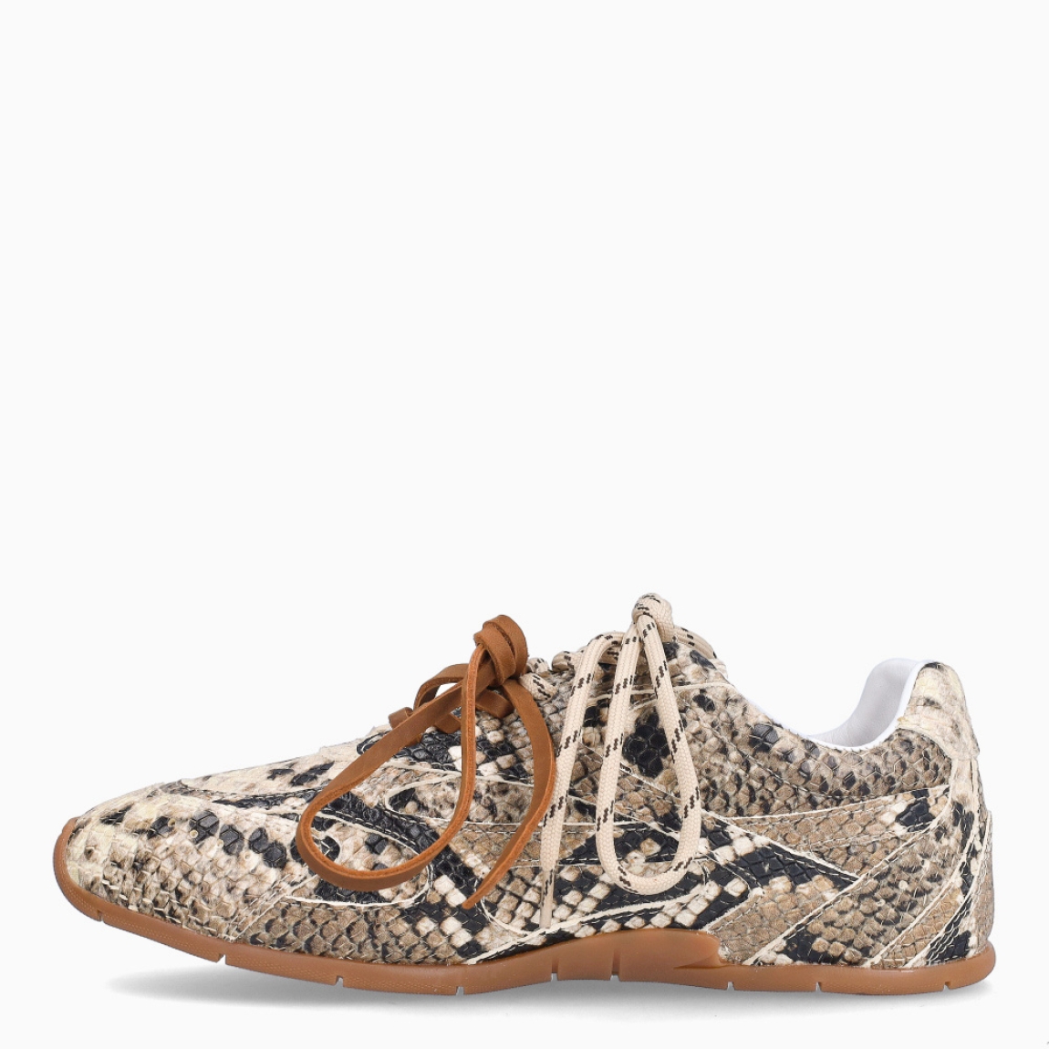 Deportivas de la marca Bronx, modelo HANNAH. Exterior en piel con estampado animal print de serpiente. Interior en piel color blanco. Cierre con doble cordones. Suela plana de goma. Estas deportivas Bronx HANNAH son una tendencia que no te puede faltar.