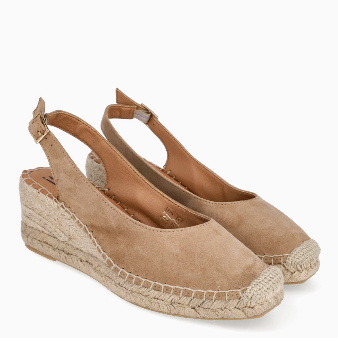Alpargatas de la marca Itse, modelo CORMAC_. Exterior en ante color camel. Interior en piel color nude. Alpargatas Itse con cuña de 6cm de altura. Cierre con hebilla en el talón. Estas Alpargatas CORMAC_ son ideales para lucirlas esta temporada!