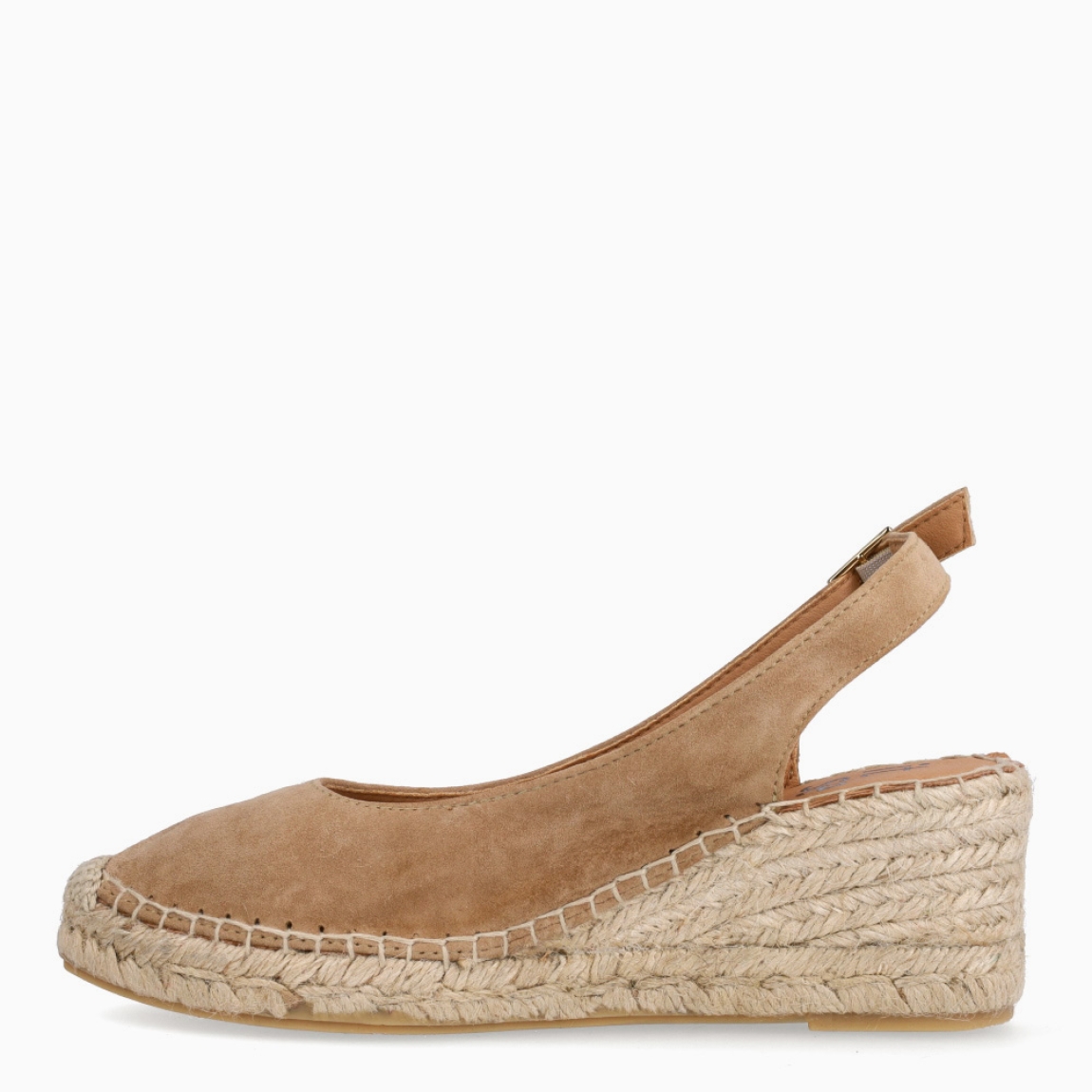Alpargatas de la marca Itse, modelo CORMAC_. Exterior en ante color camel. Interior en piel color nude. Alpargatas Itse con cuña de 6cm de altura. Cierre con hebilla en el talón. Estas Alpargatas CORMAC_ son ideales para lucirlas esta temporada!