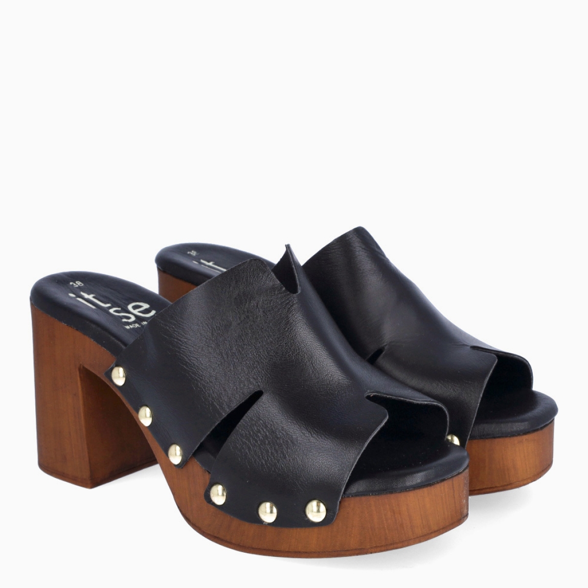Sandalias de la marca Itse, modelo SILVA. Exterior en piel color negro con detalle de tachuelas doradas. Interior en piel color negro. Suela de goma con tacón de 8cm de altura. Estas sandalias Itse SILVA son ideales para esta temporada!