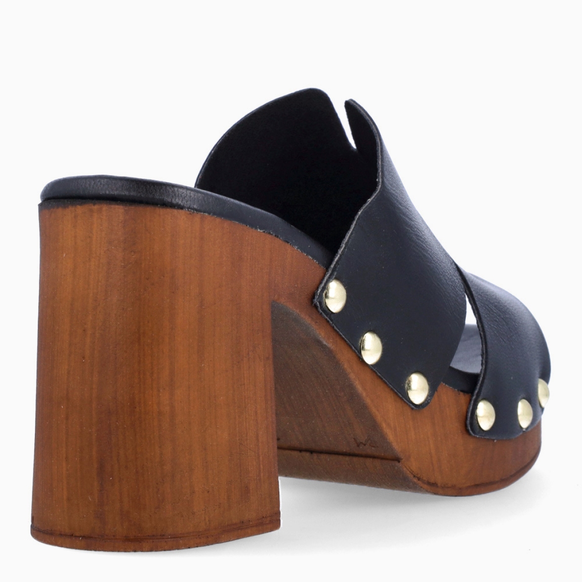 Sandalias de la marca Itse, modelo SILVA. Exterior en piel color negro con detalle de tachuelas doradas. Interior en piel color negro. Suela de goma con tacón de 8cm de altura. Estas sandalias Itse SILVA son ideales para esta temporada!