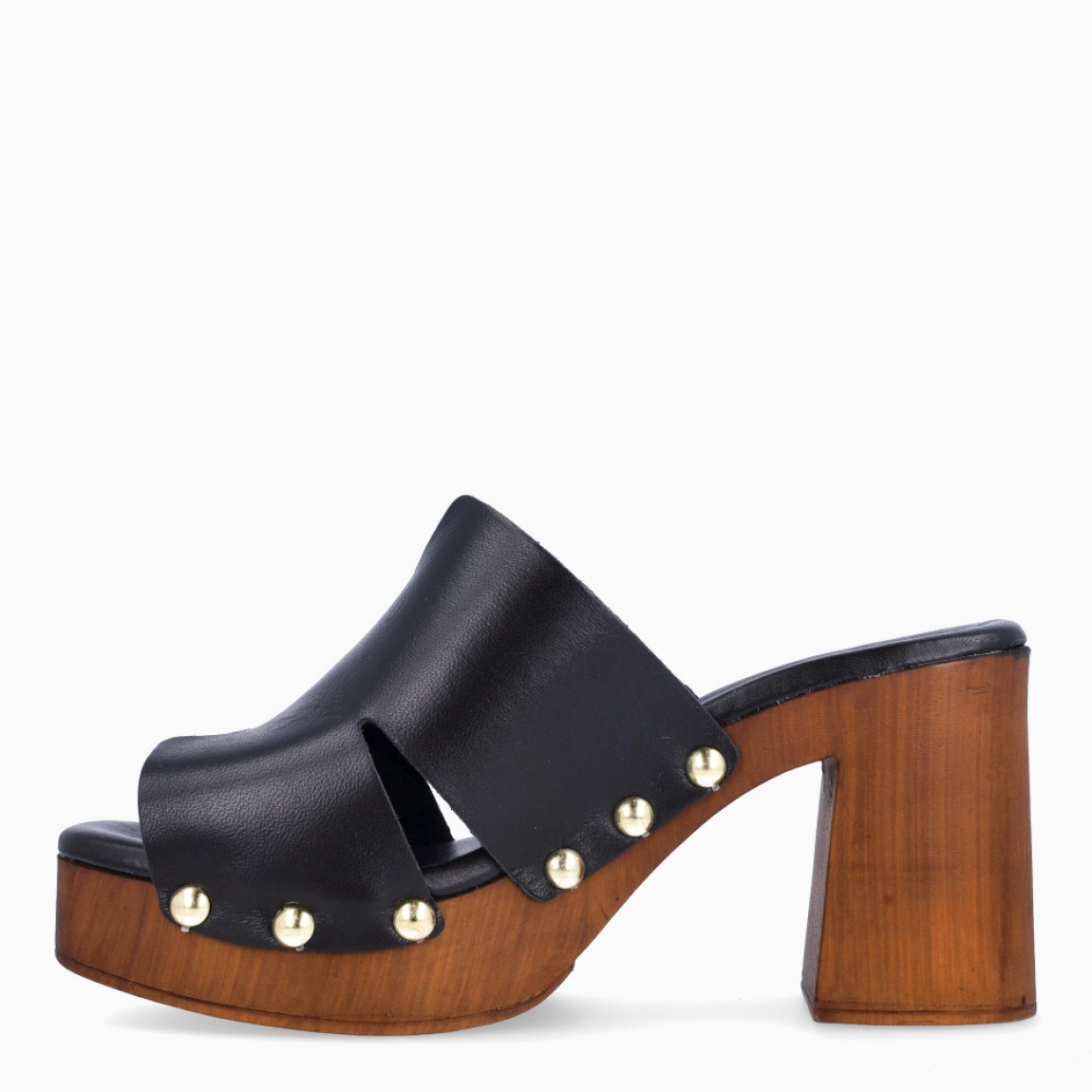 Sandalias de la marca Itse, modelo SILVA. Exterior en piel color negro con detalle de tachuelas doradas. Interior en piel color negro. Suela de goma con tacón de 8cm de altura. Estas sandalias Itse SILVA son ideales para esta temporada!