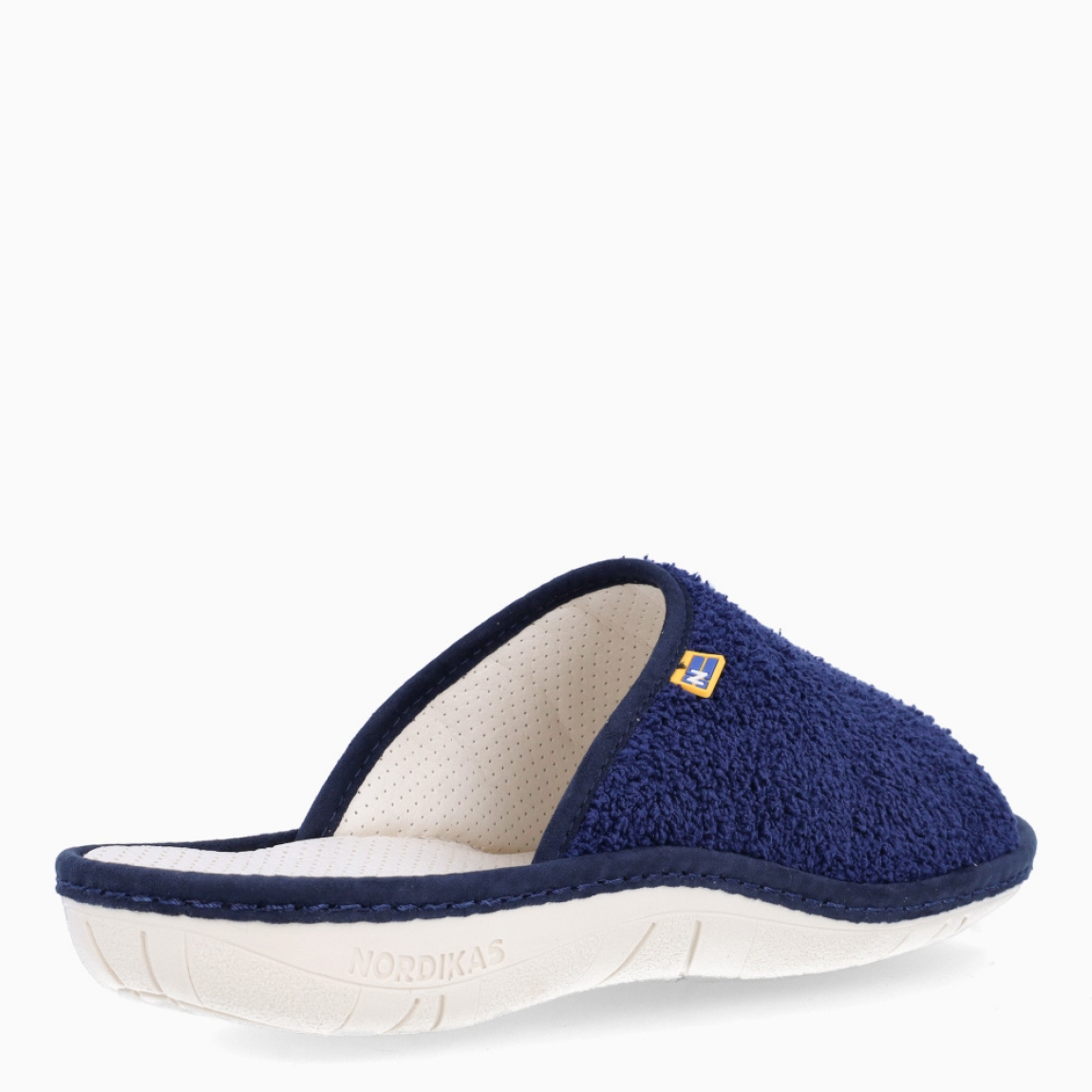 Zapatillas de la marca Nordikas, modelo BOREAL. Exterior de las zapatillas en toalla color azul marino. Interior de las zapatillas en piel troquelada color blanco. Suela de las zapatillas plana y de goma. Estas zapatillas Nordkias BOREAL te harán disfrutar del comfort de estar en casa, gracias a su tejido y fabricación que brindán comodidad y ligereza.