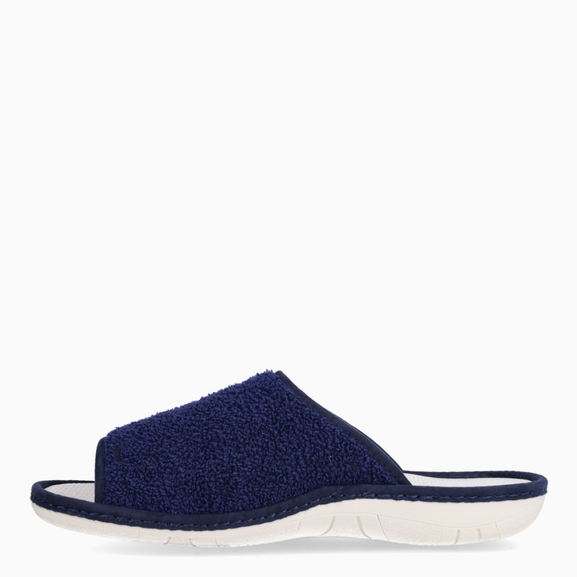 Zapatillas de la marca Nordikas, modelo BOREAL. Exterior de las zapatillas en toalla color azul marino. Interior de las zapatillas en piel troquelada color blanco. Suela de las zapatillas plana y de goma. Estas zapatillas Nordkias BOREAL te harán disfrutar del comfort de estar en casa, gracias a su tejido y fabricación que brindán comodidad y ligereza.