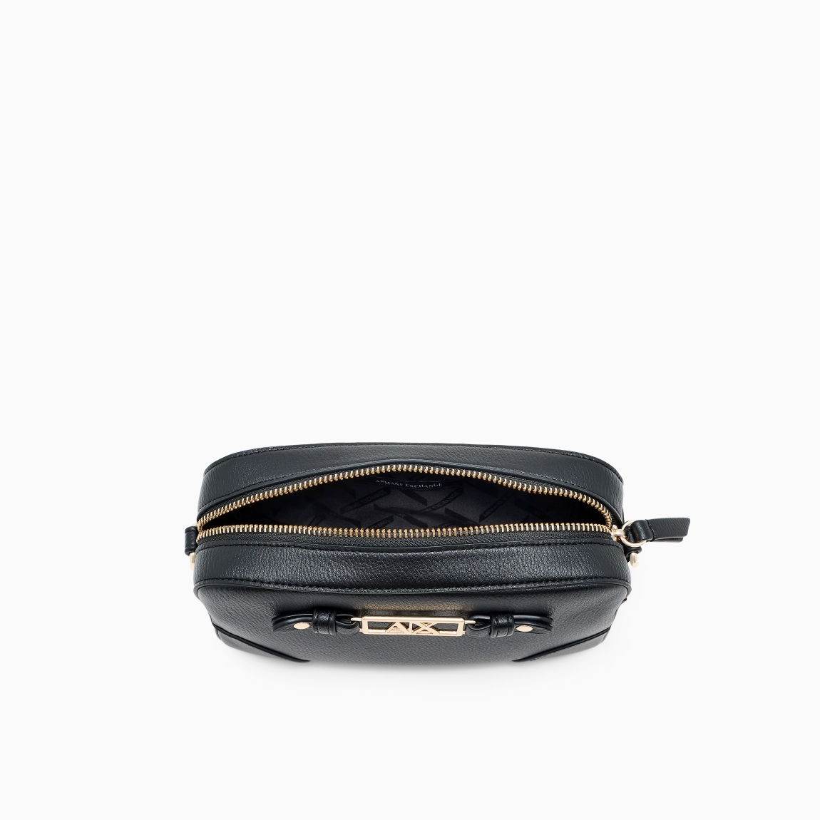 Bolso de la marca Armani Exchange, modelo ASTRID. Bolso elaborado en piel color negro con grabado de logo en metal en la parte delantera. Bolso Armani Exchange con diseño funcional es el complemento idóneo para moverte por la ciudad con total libertad. Su silueta minimalista se adapta con naturalidad a tu ritmo diario, ofreciendo una estética limpia y contemporánea. Presenta un cierre de cremallera superior para resguardar tus pertenencias y una correa ajustable que permite llevarlo cruzado o al hombro. En el panel frontal destaca una placa metálica y unas costuras decorativas que definen su estructura. El acabado exterior resistente asegura una gran durabilidad y un aspecto impecable en cada uso. No te puede faltar en el armario. Medidas: alto 13cm y ancho 21cm.
