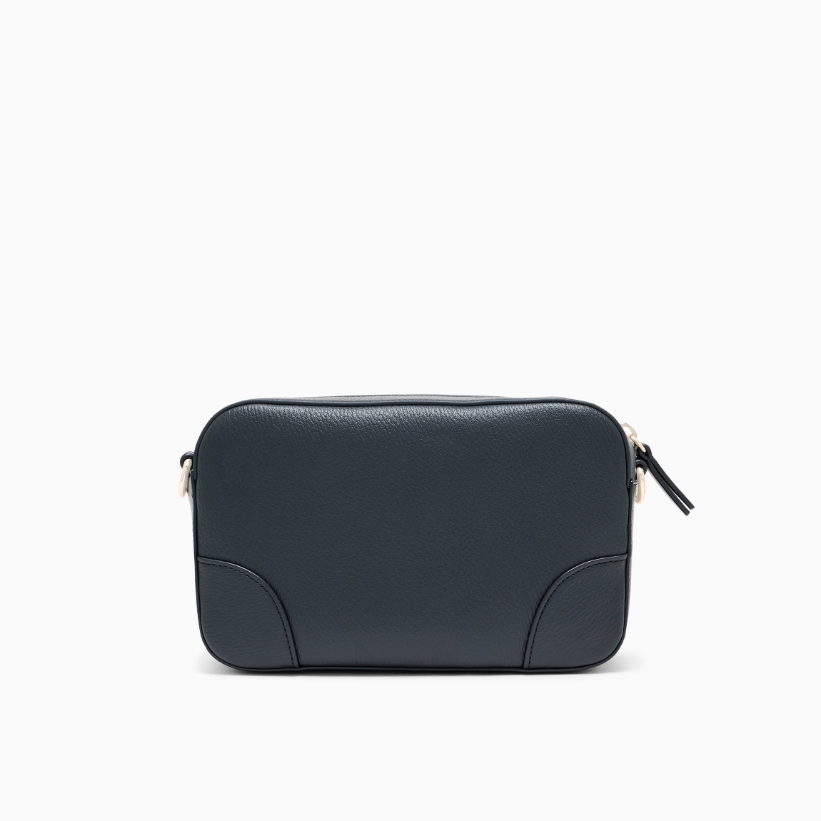 Bolso de la marca Armani Exchange, modelo ASTRID. Bolso elaborado en piel color negro con grabado de logo en metal en la parte delantera. Bolso Armani Exchange con diseño funcional es el complemento idóneo para moverte por la ciudad con total libertad. Su silueta minimalista se adapta con naturalidad a tu ritmo diario, ofreciendo una estética limpia y contemporánea. Presenta un cierre de cremallera superior para resguardar tus pertenencias y una correa ajustable que permite llevarlo cruzado o al hombro. En el panel frontal destaca una placa metálica y unas costuras decorativas que definen su estructura. El acabado exterior resistente asegura una gran durabilidad y un aspecto impecable en cada uso. No te puede faltar en el armario. Medidas: alto 13cm y ancho 21cm.