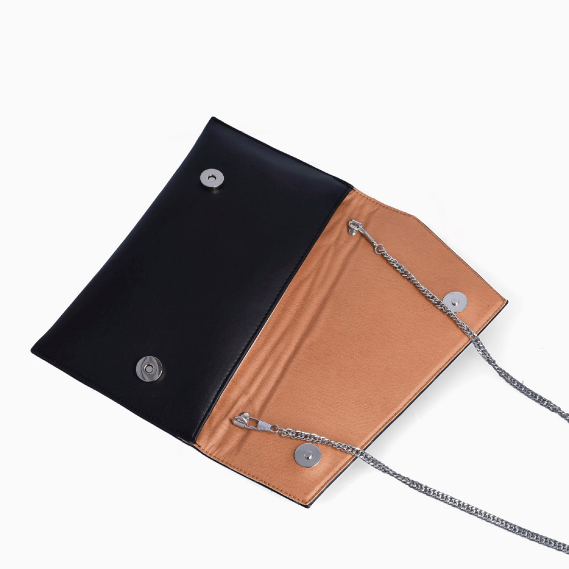 Bolso para eventos de la marca Munné, modelo VEGA. Bolso tipo cartera en piel vegana color negro. Cierre del bolso con doble botón inmantado y asa de cadena. Medidas del bolso: alto 14cm y ancho 25cm, perfectas para llevar de mano y colgado cuando lo necesites. Este bolso de fiesta Munné VEGA es un clásico reinventado que te acompañará en tus eventos más especiales a juego con tus zapatos.