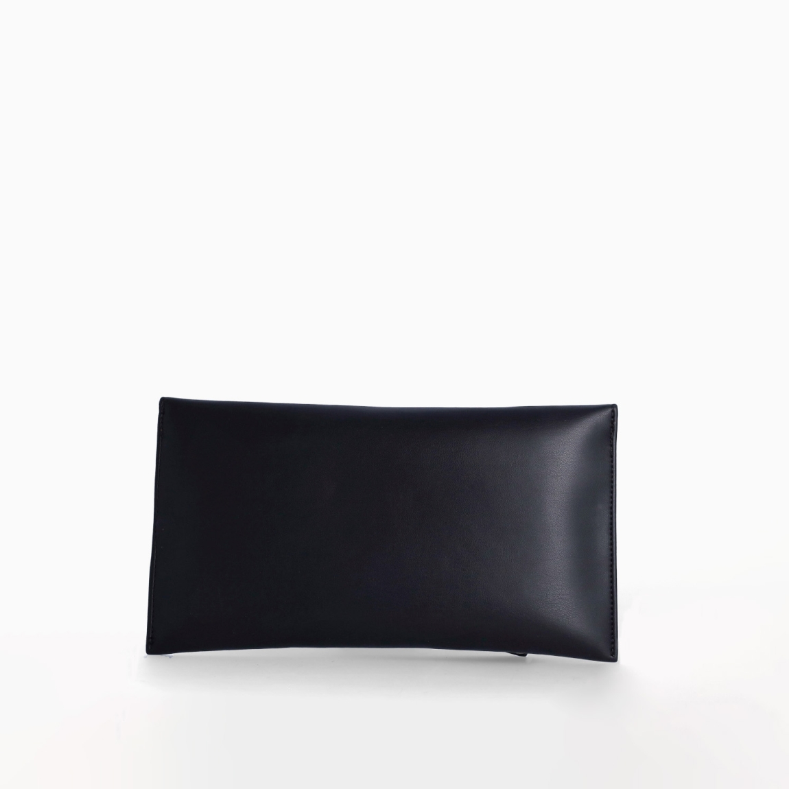 Bolso para eventos de la marca Munné, modelo VEGA. Bolso tipo cartera en piel vegana color negro. Cierre del bolso con doble botón inmantado y asa de cadena. Medidas del bolso: alto 14cm y ancho 25cm, perfectas para llevar de mano y colgado cuando lo necesites. Este bolso de fiesta Munné VEGA es un clásico reinventado que te acompañará en tus eventos más especiales a juego con tus zapatos.
