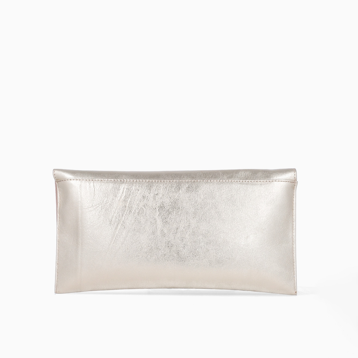 Bolso tipo cartera de la marca Munné, modelo KINGSTON. Exterior de la cartera de piel de color platino. Bolso con solapa tipo sobre con cierre de botón metálico. Medidas de 28 cm x 14 cm x 2,5 cm. El bolso tipo cartera de fiesta contine una cadena corta en el interior para colgar, y dispone de bolsillo interior con cremallera. Modelo KINSGSTON Ideal para todos tus looks de fiesta, así como para el día a día.