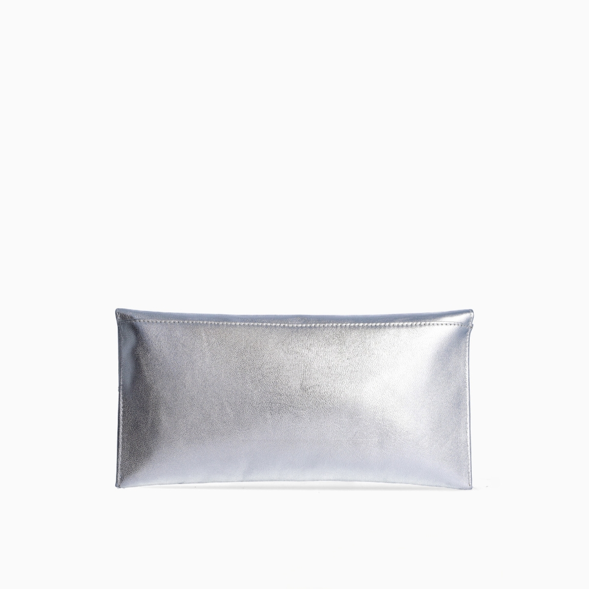 Bolso tipo cartera de la marca Munné, modelo KINGSTON. Exterior de la cartera de piel de color plata. Bolso con solapa tipo sobre con cierre de botón metálico. Medidas de 28 cm x 14 cm x 2,5 cm. El bolso tipo cartera de fiesta contine una cadena corta en el interior para colgar, y dispone de bolsillo interior con cremallera. Modelo KINSGSTON Ideal para todos tus looks de fiesta, así como para el día a día.