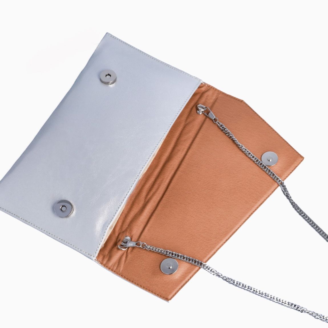 Bolso para eventos de la marca Munné, modelo VEGA. Bolso tipo cartera en piel vegana color plata. Cierre del bolso con doble botón inmantado y asa de cadena. Medidas del bolso: alto 14cm y ancho 25cm, perfectas para llevar de mano y colgado cuando lo necesites. Este bolso de fiesta Munné VEGA es un clásico reinventado que te acompañará en tus eventos más especiales a juego con tus zapatos.