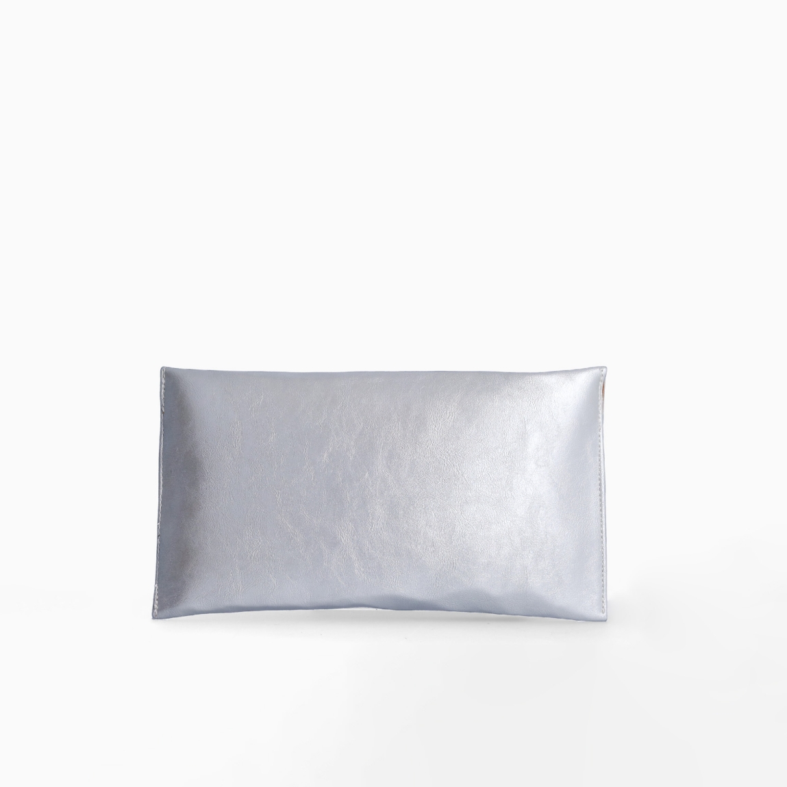 Bolso para eventos de la marca Munné, modelo VEGA. Bolso tipo cartera en piel vegana color plata. Cierre del bolso con doble botón inmantado y asa de cadena. Medidas del bolso: alto 14cm y ancho 25cm, perfectas para llevar de mano y colgado cuando lo necesites. Este bolso de fiesta Munné VEGA es un clásico reinventado que te acompañará en tus eventos más especiales a juego con tus zapatos.