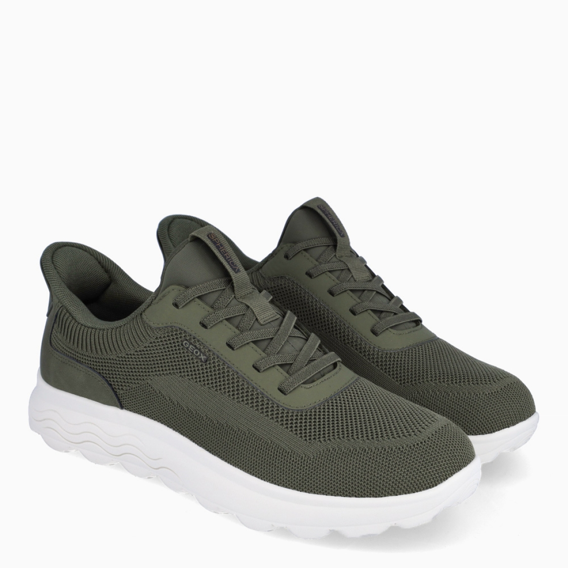 Deportiva de la marca Geox, modelo U5M. Exterior en naylon verde. Interior en textil de color verde. Cierre con cordones. Suela de goma plana. Plantilla desmontable es práctica e higiénica, garantizando la máxima comodidad. U5M se propone como una revolución del concepto de deportiva, por su excelente nivel de comodidad, transpirabilidad y amortiguación. Un modelo de estilo emblemático para quienes aman distinguirse pero no quieren renunciar al confort.