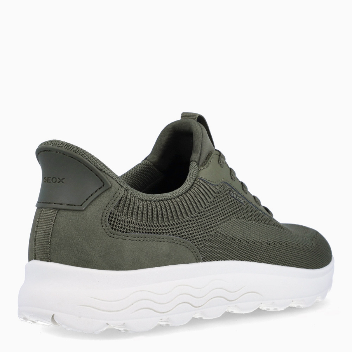 Deportiva de la marca Geox, modelo U5M. Exterior en naylon verde. Interior en textil de color verde. Cierre con cordones. Suela de goma plana. Plantilla desmontable es práctica e higiénica, garantizando la máxima comodidad. U5M se propone como una revolución del concepto de deportiva, por su excelente nivel de comodidad, transpirabilidad y amortiguación. Un modelo de estilo emblemático para quienes aman distinguirse pero no quieren renunciar al confort.