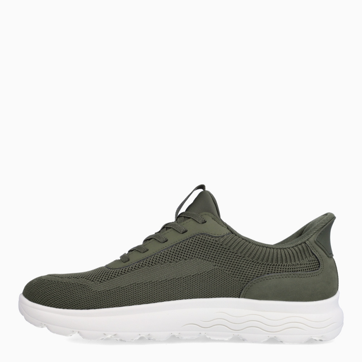 Deportiva de la marca Geox, modelo U5M. Exterior en naylon verde. Interior en textil de color verde. Cierre con cordones. Suela de goma plana. Plantilla desmontable es práctica e higiénica, garantizando la máxima comodidad. U5M se propone como una revolución del concepto de deportiva, por su excelente nivel de comodidad, transpirabilidad y amortiguación. Un modelo de estilo emblemático para quienes aman distinguirse pero no quieren renunciar al confort.