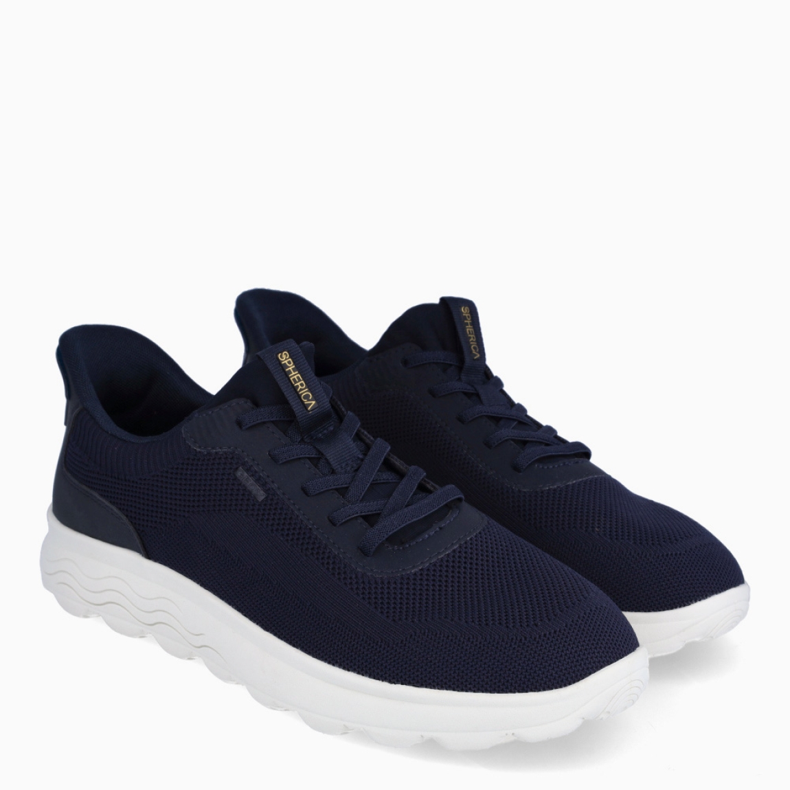 Deportiva de la marca Geox, modelo U5M. Exterior en naylon color azul marino. Interior en textil de color azul. Cierre con cordones. Suela de goma plana. Plantilla desmontable es práctica e higiénica, garantizando la máxima comodidad. U5M se propone como una revolución del concepto de deportiva, por su excelente nivel de comodidad, transpirabilidad y amortiguación. Un modelo de estilo emblemático para quienes aman distinguirse pero no quieren renunciar al confort.
