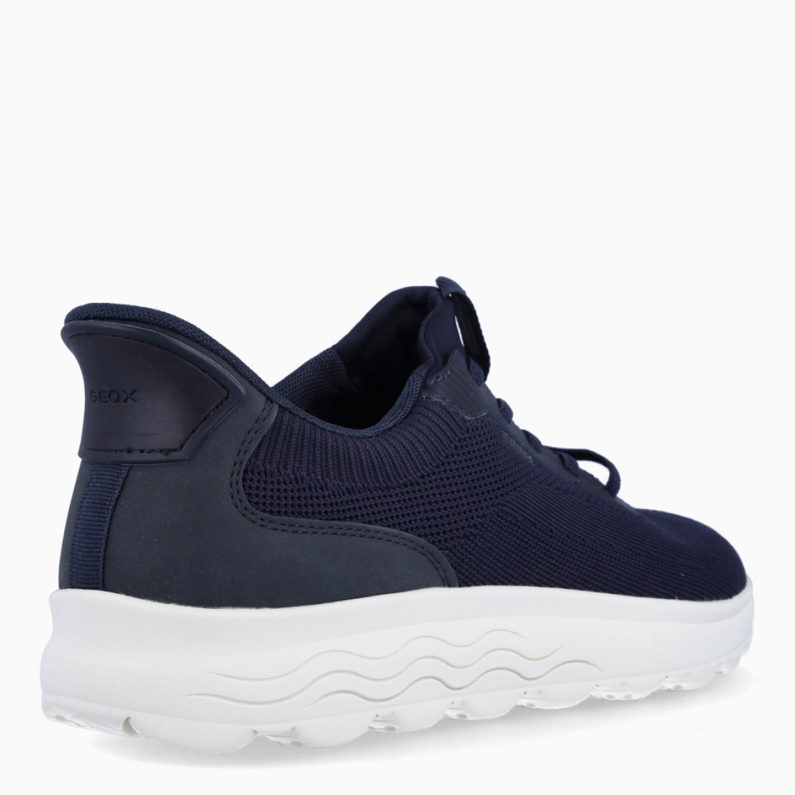 Deportiva de la marca Geox, modelo U5M. Exterior en naylon color azul marino. Interior en textil de color azul. Cierre con cordones. Suela de goma plana. Plantilla desmontable es práctica e higiénica, garantizando la máxima comodidad. U5M se propone como una revolución del concepto de deportiva, por su excelente nivel de comodidad, transpirabilidad y amortiguación. Un modelo de estilo emblemático para quienes aman distinguirse pero no quieren renunciar al confort.