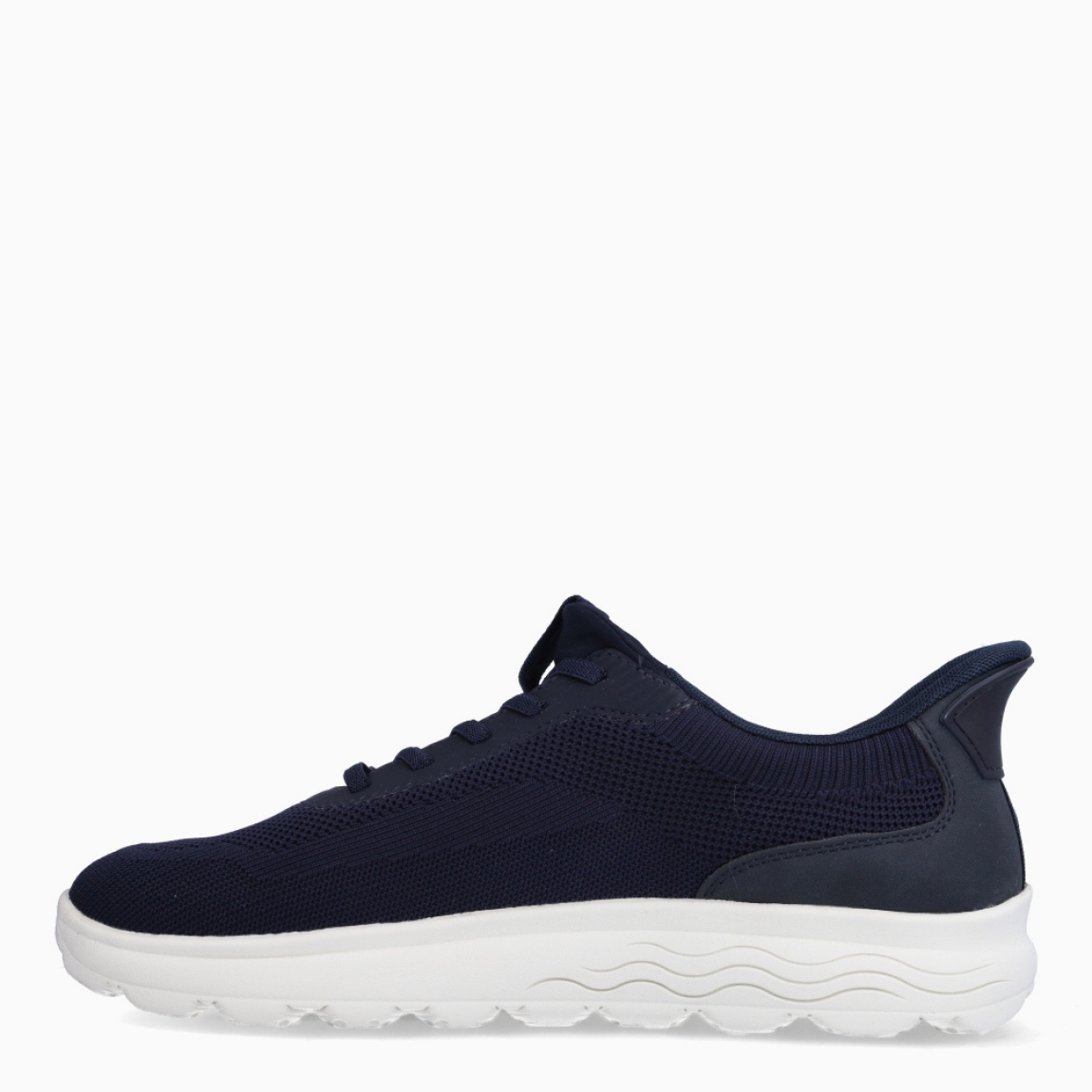 Deportiva de la marca Geox, modelo U5M. Exterior en naylon color azul marino. Interior en textil de color azul. Cierre con cordones. Suela de goma plana. Plantilla desmontable es práctica e higiénica, garantizando la máxima comodidad. U5M se propone como una revolución del concepto de deportiva, por su excelente nivel de comodidad, transpirabilidad y amortiguación. Un modelo de estilo emblemático para quienes aman distinguirse pero no quieren renunciar al confort.