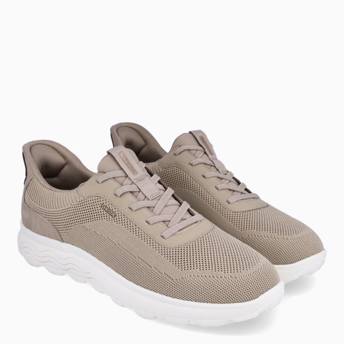 Deportiva de la marca Geox, modelo U5M. Exterior en naylon color gris. Interior en textil de color gris Cierre con cordones. Suela de goma plana. Plantilla desmontable es práctica e higiénica, garantizando la máxima comodidad. U5M se propone como una revolución del concepto de deportiva, por su excelente nivel de comodidad, transpirabilidad y amortiguación. Un modelo de estilo emblemático para quienes aman distinguirse pero no quieren renunciar al confort.