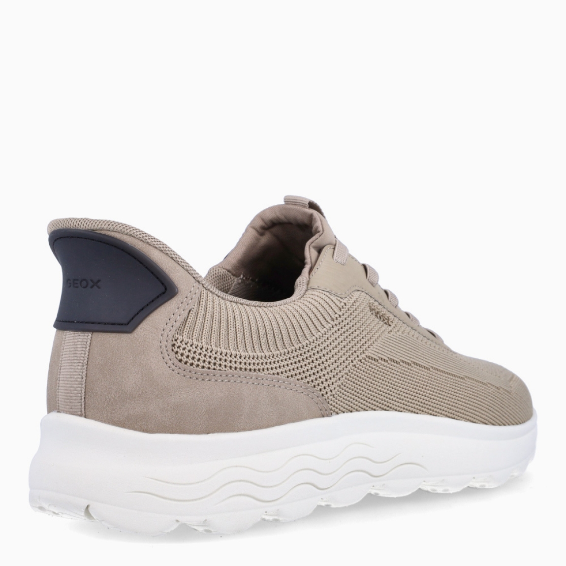 Deportiva de la marca Geox, modelo U5M. Exterior en naylon color gris. Interior en textil de color gris Cierre con cordones. Suela de goma plana. Plantilla desmontable es práctica e higiénica, garantizando la máxima comodidad. U5M se propone como una revolución del concepto de deportiva, por su excelente nivel de comodidad, transpirabilidad y amortiguación. Un modelo de estilo emblemático para quienes aman distinguirse pero no quieren renunciar al confort.