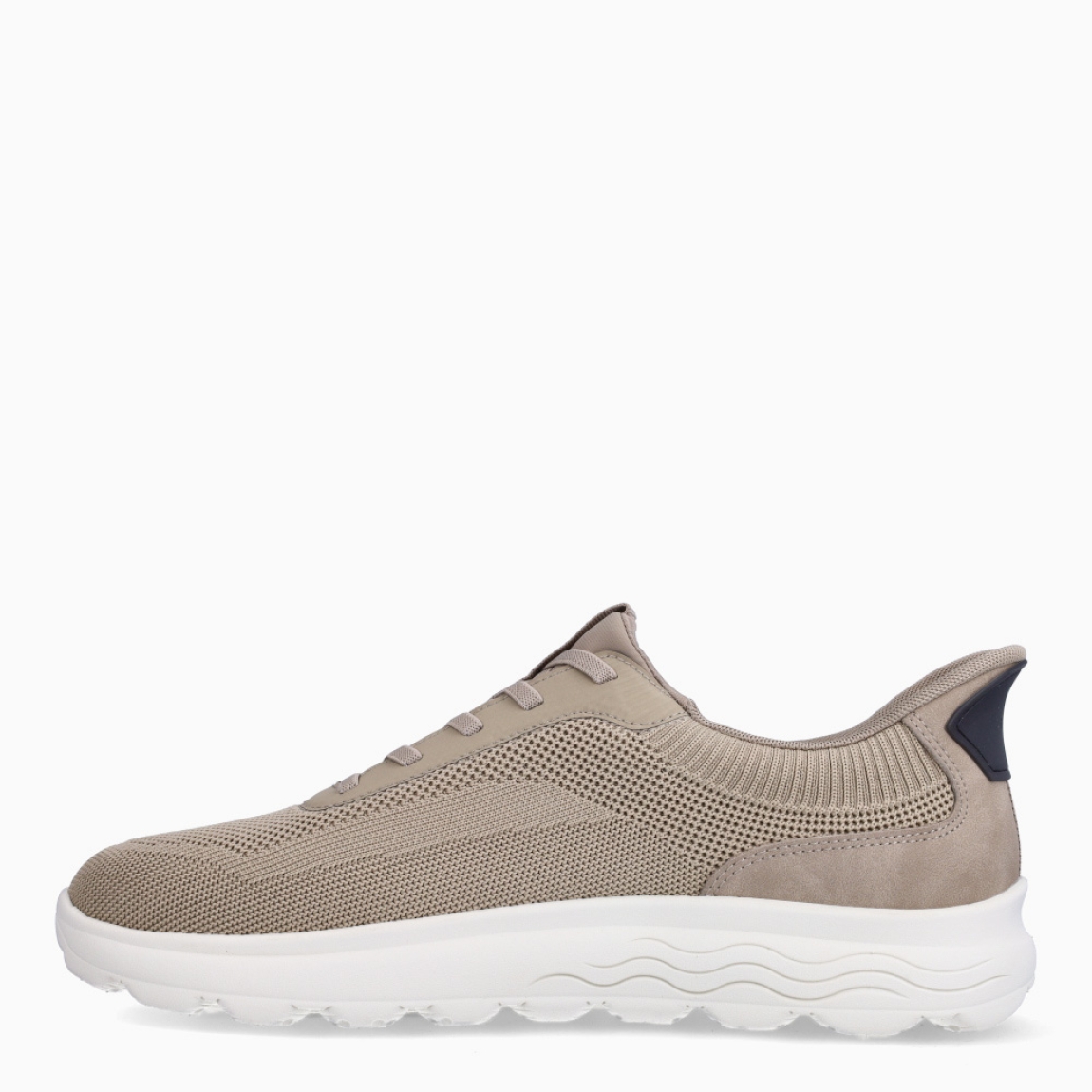 Deportiva de la marca Geox, modelo U5M. Exterior en naylon color gris. Interior en textil de color gris Cierre con cordones. Suela de goma plana. Plantilla desmontable es práctica e higiénica, garantizando la máxima comodidad. U5M se propone como una revolución del concepto de deportiva, por su excelente nivel de comodidad, transpirabilidad y amortiguación. Un modelo de estilo emblemático para quienes aman distinguirse pero no quieren renunciar al confort.