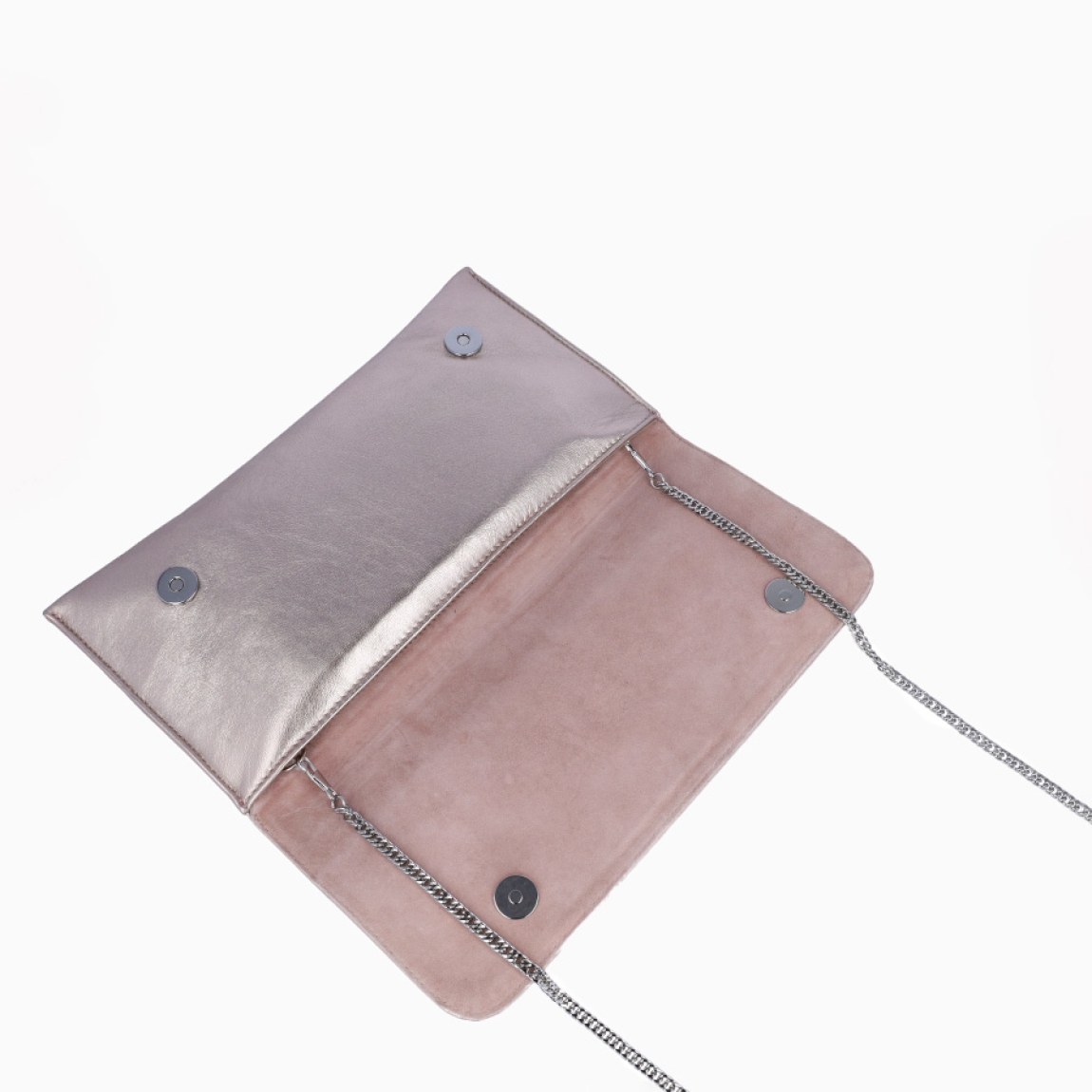 Bolso de mano de la marca Munné, modelo THE. Elaborado en ecopiel color platino con cierre con botón. Bolso con asa de cadena. Medidas del bolso: alto 13cm y ancho 28cm. Este bolso de mano Munné, modelo THE, es un clásico que te acompañará en tus eventos importantes y hará que looks destaque de los demás!