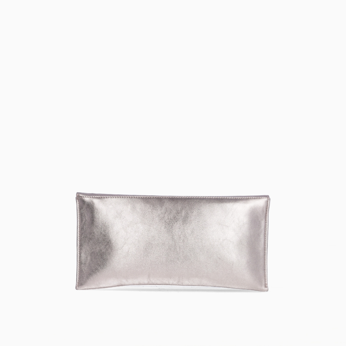 Bolso de mano de la marca Munné, modelo THE. Elaborado en ecopiel color platino con cierre con botón. Bolso con asa de cadena. Medidas del bolso: alto 13cm y ancho 28cm. Este bolso de mano Munné, modelo THE, es un clásico que te acompañará en tus eventos importantes y hará que looks destaque de los demás!