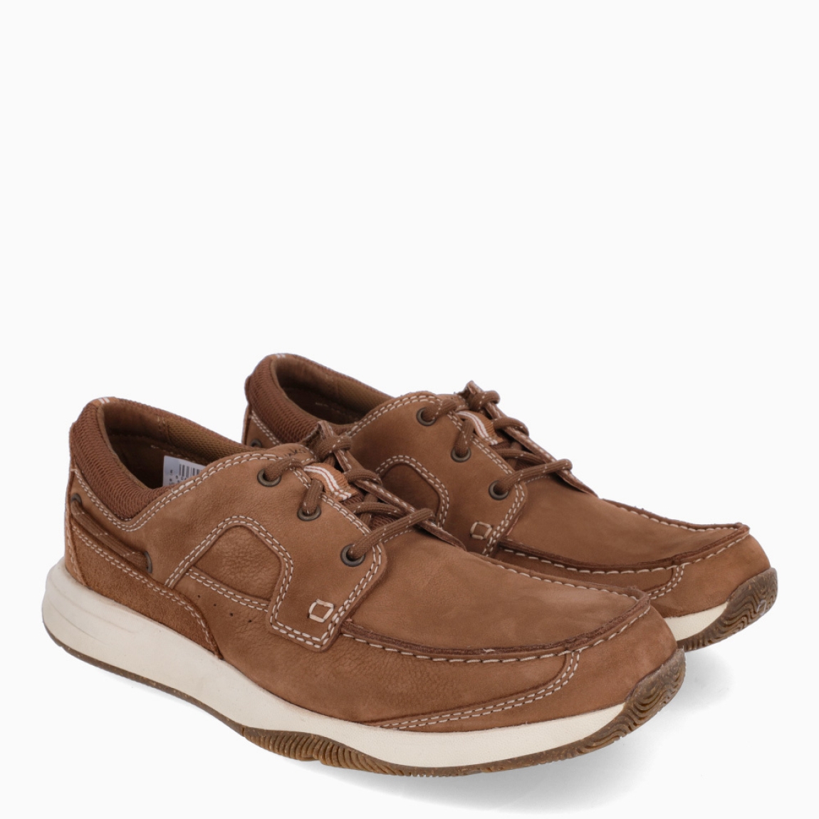 Naúticos de la marca Clarks, modelo SAILVIEW LACE. Exterior en nobuc color cuero.Naúticos clásicos con cierre de cordones en pala a tono. Suela de goma plana. Estos naúticos Clarks SAILVIEW LACE son un complemento ideal para tu día a día!