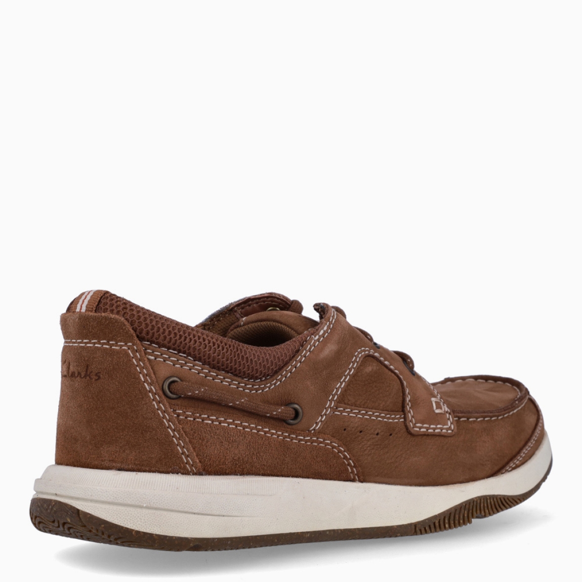Naúticos de la marca Clarks, modelo SAILVIEW LACE. Exterior en nobuc color cuero.Naúticos clásicos con cierre de cordones en pala a tono. Suela de goma plana. Estos naúticos Clarks SAILVIEW LACE son un complemento ideal para tu día a día!