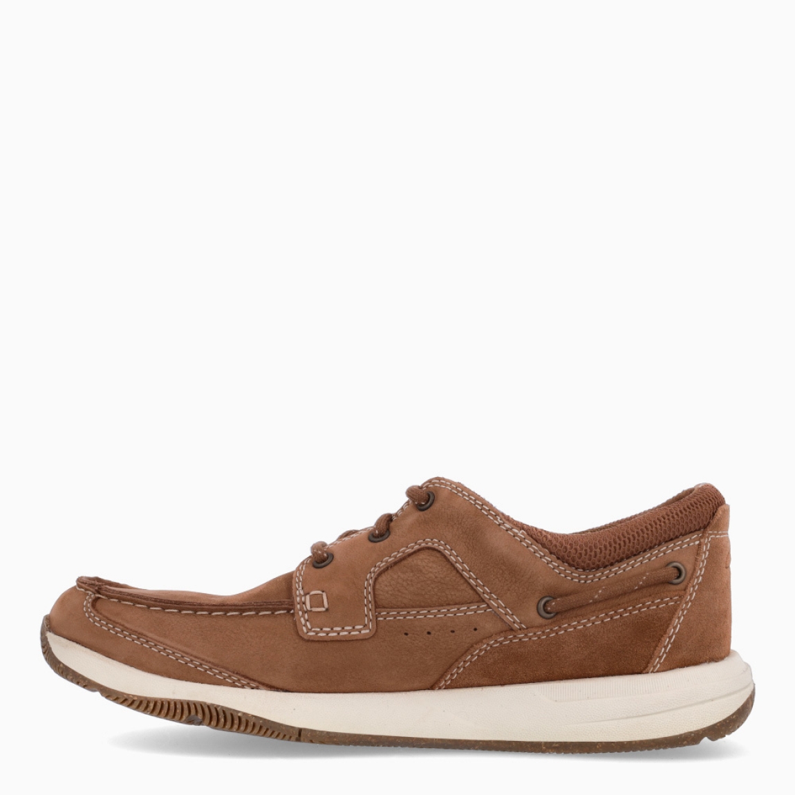 Naúticos de la marca Clarks, modelo SAILVIEW LACE. Exterior en nobuc color cuero.Naúticos clásicos con cierre de cordones en pala a tono. Suela de goma plana. Estos naúticos Clarks SAILVIEW LACE son un complemento ideal para tu día a día!