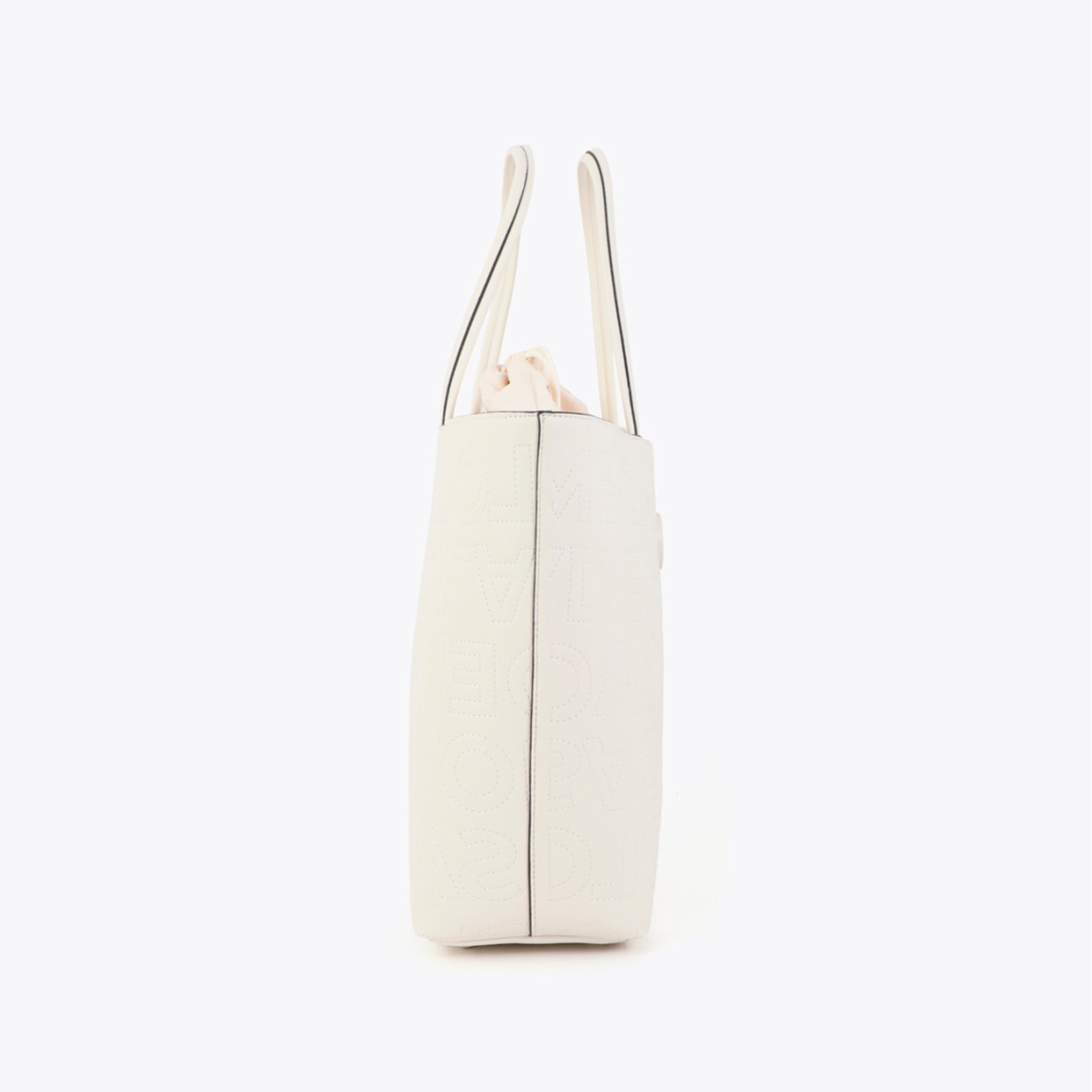 Shopper de la marca Lola Casademunt, modelo ELECTRA. Shopper desestructurado de polipiel en color crudo con pespuntes de monograma. Diseño amplio y funcional con cierre de cordón ajustable. Ideal para el día a día y eventos casuales. Bolso Lola Casademunt ELECTRA, ideal para llevarlo a todos lados!ALTO 33cm ANCHO 31cm PROFUNDIDAD 17cm