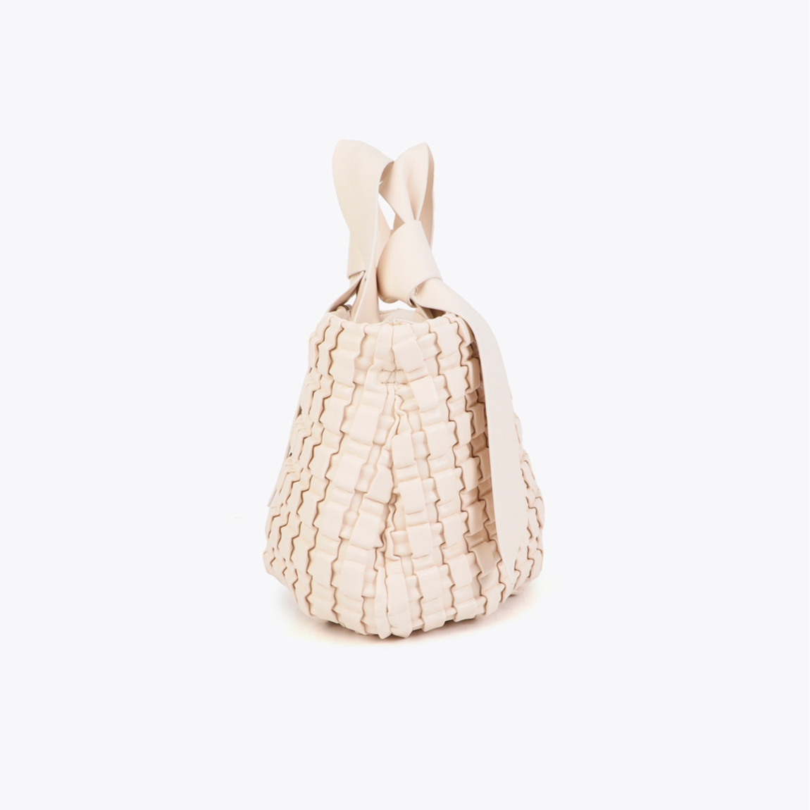 Elegante bolso de la marca Lola Casademunt, modelo LEDA_S. Bolso confeccionado en material trenzado color crudo con detalle de lazo metálico. Incluye doble asa y cierre de cremallera. Forro interior con bolsillos. Ideal para cualquier ocasión, añade un toque chic a tu look diario. Bolso Lola Casademunt LEDA_S, ideal para llevar a todos lados!ALTO 18cm ANCHO 22cm PROFUNDIDAD 8.5cm