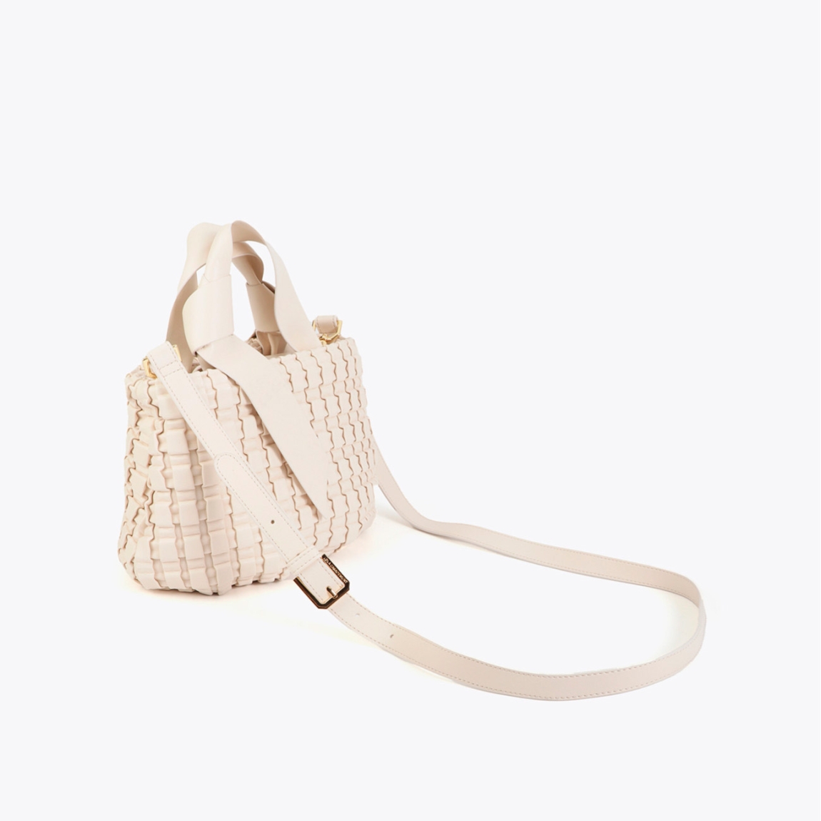 Elegante bolso de la marca Lola Casademunt, modelo LEDA_S. Bolso confeccionado en material trenzado color crudo con detalle de lazo metálico. Incluye doble asa y cierre de cremallera. Forro interior con bolsillos. Ideal para cualquier ocasión, añade un toque chic a tu look diario. Bolso Lola Casademunt LEDA_S, ideal para llevar a todos lados!ALTO 18cm ANCHO 22cm PROFUNDIDAD 8.5cm