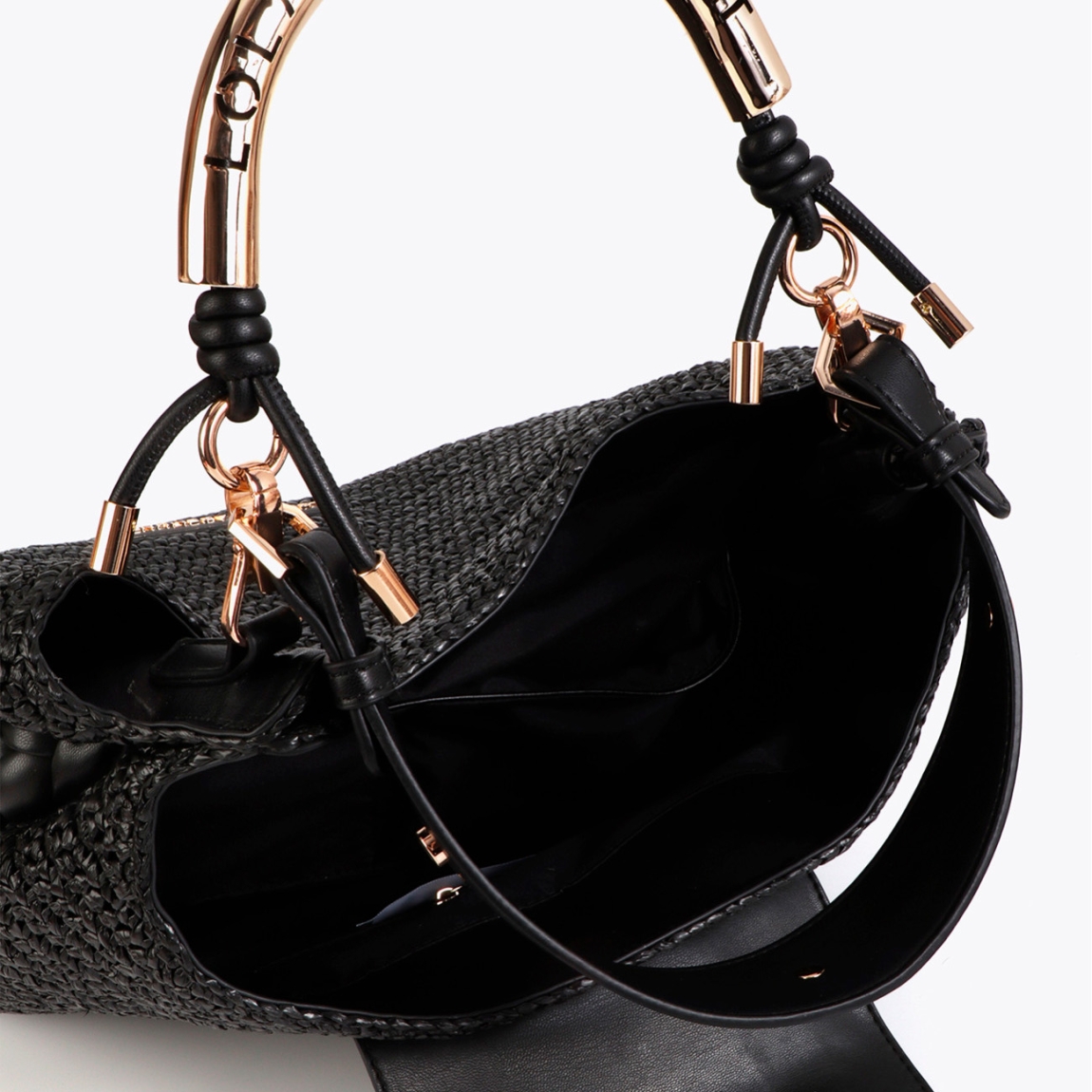 Bandolera shopper de la marca Lola Casademunt, modelo LIDIA. Bolso elaborado en rafia color negro con diseño elegante. Asa troquelada con logo metálico. Cierre magnético y correa ajustable. Ideal para un look sofisticado y casual, aportando un toque moderno a cualquier conjunto con sus detalles de alta calidad. Bolso Lola Casademunt LIDIA, ideal para llevar a todos lados!ALTO: 32cm ANCHO:35cm PROFUNDIDAD: 11.5cm