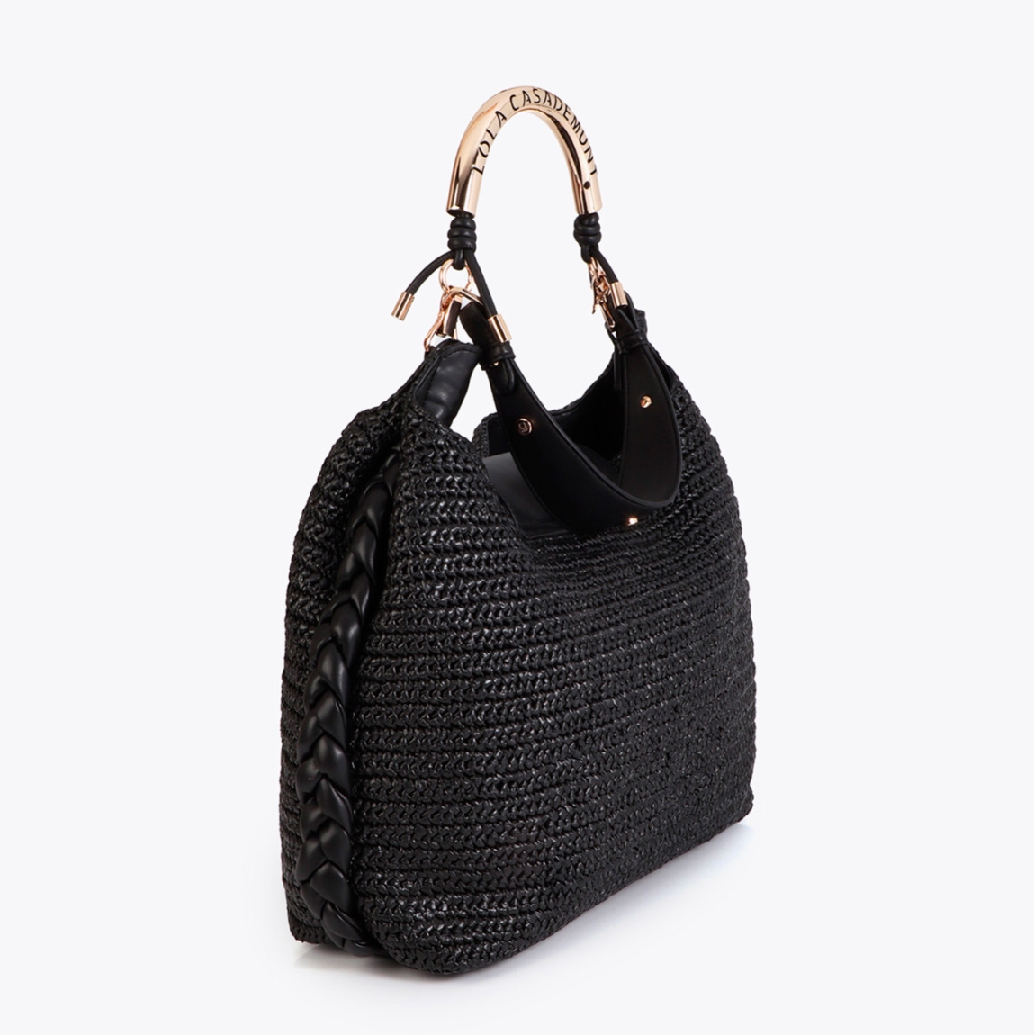 Bandolera shopper de la marca Lola Casademunt, modelo LIDIA. Bolso elaborado en rafia color negro con diseño elegante. Asa troquelada con logo metálico. Cierre magnético y correa ajustable. Ideal para un look sofisticado y casual, aportando un toque moderno a cualquier conjunto con sus detalles de alta calidad. Bolso Lola Casademunt LIDIA, ideal para llevar a todos lados!ALTO: 32cm ANCHO:35cm PROFUNDIDAD: 11.5cm