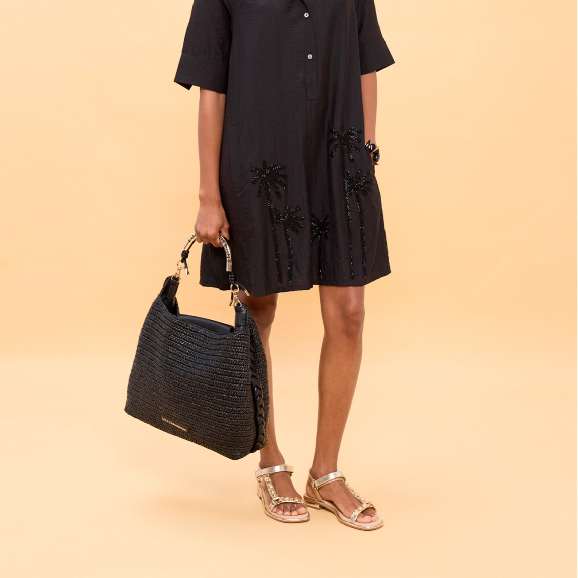 Bandolera shopper de la marca Lola Casademunt, modelo LIDIA. Bolso elaborado en rafia color negro con diseño elegante. Asa troquelada con logo metálico. Cierre magnético y correa ajustable. Ideal para un look sofisticado y casual, aportando un toque moderno a cualquier conjunto con sus detalles de alta calidad. Bolso Lola Casademunt LIDIA, ideal para llevar a todos lados!ALTO: 32cm ANCHO:35cm PROFUNDIDAD: 11.5cm