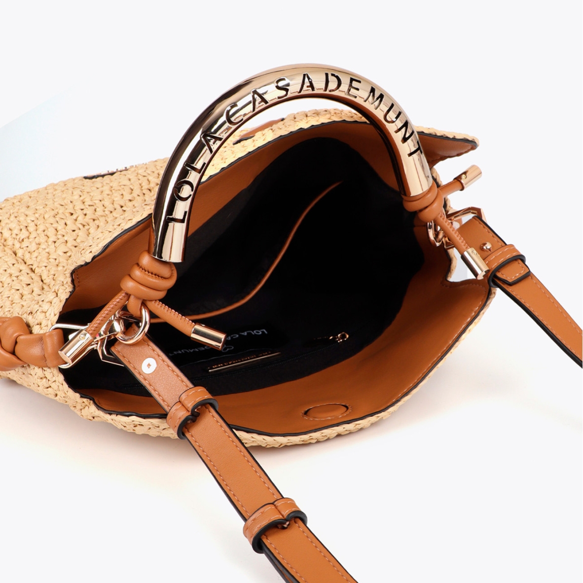 Bandolera de la marca Lola Casademunt, modelo LIDIA_S. Bolso elaborado en rafia color camel con diseño elegante. Asa troquelada con logo metálico. Cierre magnético y correa ajustable. Ideal para un look sofisticado y casual, aportando un toque moderno a cualquier conjunto con sus detalles de alta calidad. Bolso Lola Casademunt LIDIA_S, ideal para llevar a todos lados!ALTO 18cm ANCHO 24cm PROFUNDIDAD 10cm