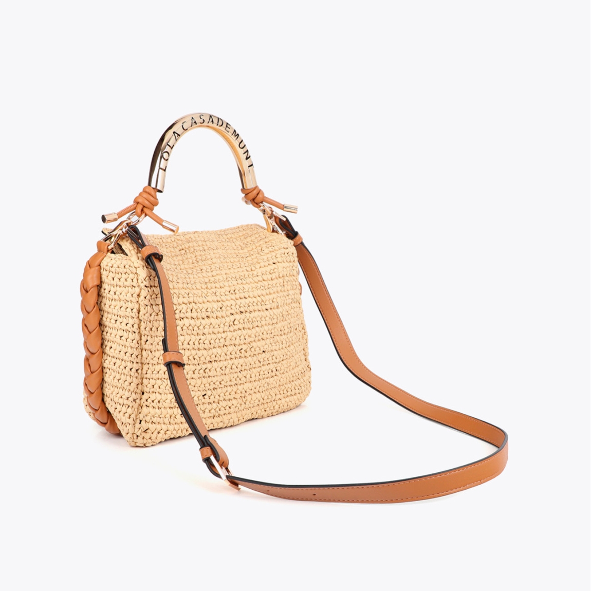 Bandolera de la marca Lola Casademunt, modelo LIDIA_S. Bolso elaborado en rafia color camel con diseño elegante. Asa troquelada con logo metálico. Cierre magnético y correa ajustable. Ideal para un look sofisticado y casual, aportando un toque moderno a cualquier conjunto con sus detalles de alta calidad. Bolso Lola Casademunt LIDIA_S, ideal para llevar a todos lados!ALTO 18cm ANCHO 24cm PROFUNDIDAD 10cm