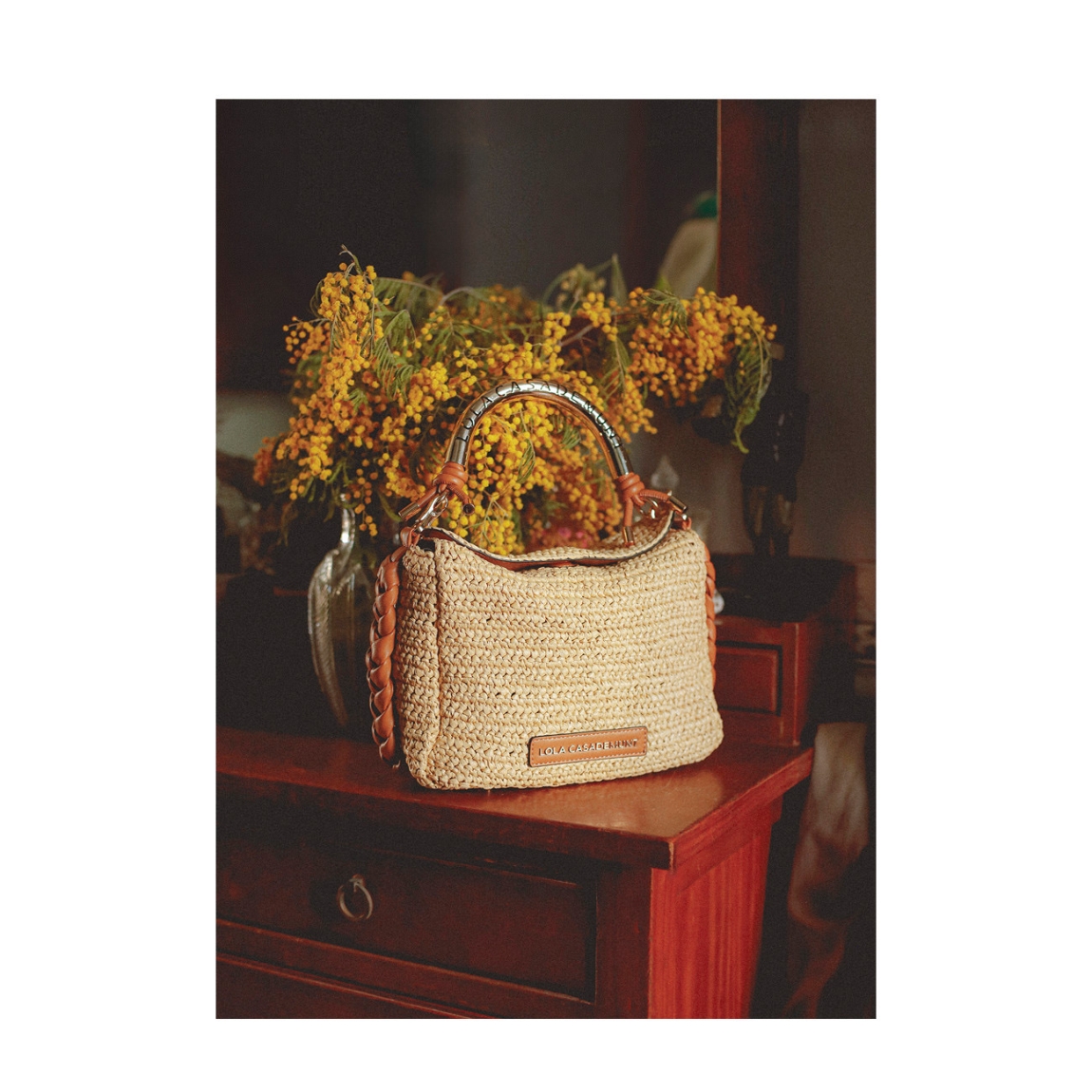 Bandolera de la marca Lola Casademunt, modelo LIDIA_S. Bolso elaborado en rafia color camel con diseño elegante. Asa troquelada con logo metálico. Cierre magnético y correa ajustable. Ideal para un look sofisticado y casual, aportando un toque moderno a cualquier conjunto con sus detalles de alta calidad. Bolso Lola Casademunt LIDIA_S, ideal para llevar a todos lados!ALTO 18cm ANCHO 24cm PROFUNDIDAD 10cm