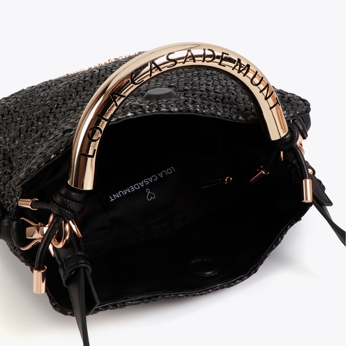 Bandolera de la marca Lola Casademunt, modelo LIDIA_S. Bolso elaborado en rafia color negro con diseño elegante. Asa troquelada con logo metálico. Cierre magnético y correa ajustable. Ideal para un look sofisticado y casual, aportando un toque moderno a cualquier conjunto con sus detalles de alta calidad. Bolso Lola Casademunt LIDIA_S, ideal para llevar a todos lados!ALTO 18cm ANCHO 24cm PROFUNDIDAD 10cm