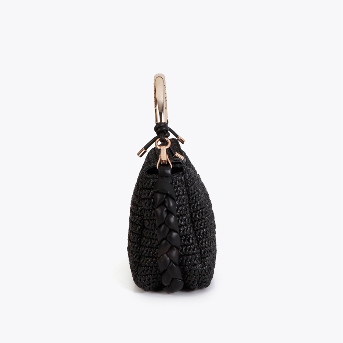 Bandolera de la marca Lola Casademunt, modelo LIDIA_S. Bolso elaborado en rafia color negro con diseño elegante. Asa troquelada con logo metálico. Cierre magnético y correa ajustable. Ideal para un look sofisticado y casual, aportando un toque moderno a cualquier conjunto con sus detalles de alta calidad. Bolso Lola Casademunt LIDIA_S, ideal para llevar a todos lados!ALTO 18cm ANCHO 24cm PROFUNDIDAD 10cm